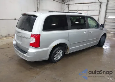 2011 Chrysler Town & Country Touring z USA, uszkodzony, nr VIN 2A4RR5DG2BR704074